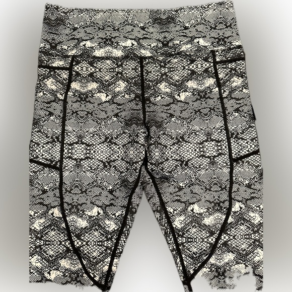 Zyia Light n Tight Pocket High Rise Capri 20” in Cobra Metallic - Picture 6 of 13